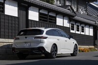 全幅も先代モデルから45mm拡大。横長のリアコンビランプによる効果も合わせて、ワイド感が増している。