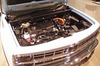 クラシカルなデザインのフロント部に、最新のハイブリッドシステムがおさまっているのが興味深い（ほかにガソリンエンジン車もあり）。運転の際には、周囲の歩行者に注意を喚起する「フィ～ン」というハイブリッド車特有のサウンドが発せられる。