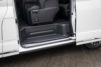 照明付きのエントランスステップ。スライドドアの開口幅は1000mm。