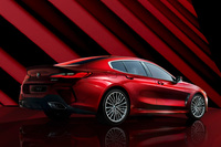 「BMWインディビジュアル」の多層ペイント「アヴェンチュリンレッド」をまとった「BMW 8シリーズ グランクーペ コレクターズエディション」。