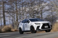 4WDシステムは「NX350“Fスポーツ”」専用となっており、前後トルク配分を75：25～50：50の間で連続的に可変制御。アクセルコントロールでコーナリング性能を高めることを目指している。