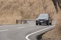「BMW X7」には高速道路での渋滞時に手放し運転が可能な「ハンズオフ機能付き渋滞運転支援システム」が搭載される（60km/h以下で作動）。
