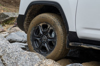 試乗車はいずれも標準仕様のオールテレインタイヤを装着していた。これで雨のオフロードコースを走れたのだから、新型「ランクル」恐るべし。