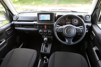 機能を第一に考えた「ジムニー」のインテリア。車両の傾きを把握しやすいよう、ダッシュボードもドアの内張りも、水平基調のデザインとなっている。