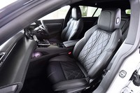 上質なナッパレザーを採用したシート。前席にはマッサージ機能も備わる。