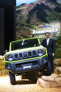 2018年7月の現行型発表会より、軽規格の「ジムニー」とスズキの鈴木俊宏社長。会場は熱気ムンムンで、実車も素晴らしい出来栄えだったが、それでもここまでの人気者になるとは思いもしなかった。