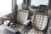 「N-BOXジョイ」のインテリア。汚れが目立ちにくいチェック柄のはっ水シートを採用。荷室は後部座席をダイブダウンするだけで後端までフラットな床面が出現するようになっており、荷物を積むだけでなく、足を伸ばしてくつろげるような配慮がなされている。