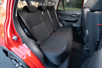 後席の仕様は全車共通で、6：4の分割可倒機構と、2段階のリクライニング調整機構が備わる。