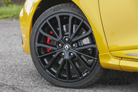 タイヤサイズは205/40R18で、試乗車には「ダンロップSP SPORTMAXX RT」が装着されていた。