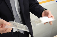 結果はご覧のとおり。温めたもの（写真向かって右）は白く変色し、石のようにカチカチとなっているが、冷やしたもの（同左）はゼリーのように柔らかかった。