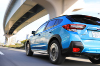 サマータイヤとほとんど同じ使用感で、かつ高速道路で冬用タイヤ規制に遭っても走行可能な「ブルーアース4S AW21」。非降雪地のユーザーにとって、心強い冬季の備えとなりそうだ。