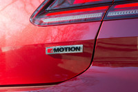 駆動システムは、動力伝達にハルデックスカップリングを用いたフルタイム4WD。状況に応じて前後軸間の駆動トルクを、100：0から50：50の間で可変させることができる。