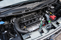 「ソリオ」のフルハイブリッドシステムは、60km/h以下の速度域ならEV走行も可能。Aセグメント車のエンジンベイに収まるコンパクトさも特徴だ。