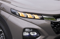 3連のデイタイムランニングライトはウインカーも兼ねている。