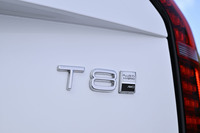 2025年2月に上陸した「ボルボXC90」のマイナーチェンジモデル。今回はそのトップレンジに位置するPHEVの「XC90ウルトラT8 AWDプラグインハイブリッド」に試乗した。車両本体価格は1294万円。