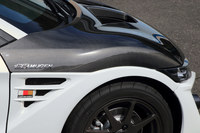 カーボンボンネットの美しいあや織り模様に注目。エアアウトレットの設けられたフロントフェンダーは前期型に設定のあったもので、後期型向けにも設定される予定だ。