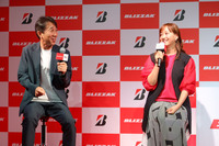 原田雅彦さん（写真左）と藤本美貴さん（同右）は、ともに北海道出身。現在も雪道で運転する機会の多い原田さんは「これなら、送迎する選手にも安心してもらえる」と笑顔。まだ「ブリザックWZ-1」での試走経験のなかった藤本さんが「めちゃめちゃ乗ってみたいです」と悔しがる一幕も。