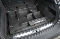 荷室のフロアボードの下にある発泡スチロールの収納ケース。細かく仕切られているので使い勝手がいい。