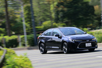 日本専用のコンパクトボディーを持つ「カローラ」「カローラ ツーリング」は、欧州仕様と同じボディーの「カローラ スポーツ」より1～2cmほど前後のトレッドがせまい（「G-X」を除く）。