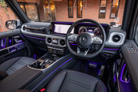 12.3インチサイズのワイド液晶を2つ並べたインストゥルメントパネル。最新のメルセデス車に共通する装備や意匠が採用されつつも、垂直基調のダッシュボード形状や助手席のグラブバーなど、従来の「Gクラス」をイメージさせるパートも残されている。