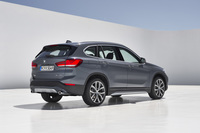 フロントセクションでは、左右が一体化された大型のキドニーグリルやLEDフォグランプ内蔵の新形状バンパーが、リアセクションではL字型をモチーフとした新デザインのテールランプが採用された。