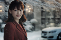 引き続きブリヂストンのテレビコマーシャルに出演する女優の綾瀬はるかさん。「しっかり曲がるしっかり止まる」編（30秒／15秒）と「突然の雪でも安心感」編（30秒）の2本を放映。