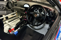 かつて加藤博義氏や神山幸雄氏がレースで握ったステアリングホイール。インテリアでは、レストアに際してシートをクリーニング。また助手席側には古いクルマ用のカンガルーウオッシャーバックが設置されていた。エンジンルーム内のウィンドウウオッシャータンクが、ブローバイガスのタンクに改装されたためだ。