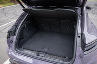 後部の荷室容量は、5人乗車の通常使用時で540リッター。後席の背もたれをすべて前方に倒すと最大1348リッターに拡大できる。バンパー下に足をかざすだけでリアゲートの開閉が行える、オートマチックテールゲートも標準で装備している。