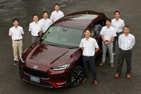 「ホンダZR-V」と開発メンバー。写真向かって右側の、後ろから2番目が伊藤さん。同左側の後ろから3番目が斉藤さんだ。