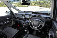 「フリード」のインテリアは、「シエンタ」と対照的な直線基調。天地に薄いメーターパネルやピラー部の三角窓により、良好な視界が確保される。