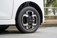 今回の改良では、「P」グレードのタイヤサイズも変更。165/55R15から155/65R14へと小径化された。