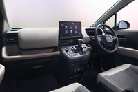 肌に触れるパーツを優しい触感の素材とした「フリード エアー」のインテリア。