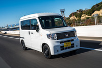 「N-VAN e：」は前輪駆動のみの設定で、フロントのモーターは最高出力64PS、最大トルク162N・mを発生。トルクは軽のターボ車の1.5倍ほどもあるが、発進加速はどちらかといえば穏やかにしつけられている。