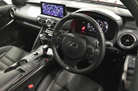 ダッシュボードを中心に、インテリアデザインも変更されている。センターコンソールのディスプレイは新たにタッチスクリーン式となった。