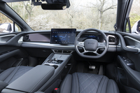 インテリアカラーは「タウマスブラック」（タウマスはギリシャ神話の海の神の名前）。ダッシュボードの端を曲げてドアハンドルのように処理するなど、各部の仕立ては見事だ。