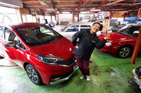 フナタンこと、ライターの小鮒康一氏。愛車は、ひと踏みぼれしたという「日産ノートe-POWER」のほか、「パルサー」や「グロリア」など。筆者が注目する“モテないカーマニア”のひとりでもある。（写真＝池之平昌信）