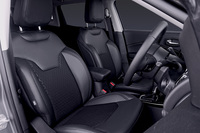 「コンパス ナイトイーグル」に採用される専用シート。