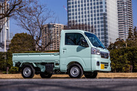新型「アトレー／ハイゼット カーゴ」と同じく2021年12月に登場した「ハイゼット トラック」。新開発されたCVTの採用がトピックで、CVTと4WDの組み合わせも選択できる。