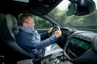 「DBX707」をドライブする筆者。シートは「スポーツシート」が標準だが、無償で「コンフォートシート」も選択可能。表皮はレザーとアルカンターラの組み合わせがスタンダードとなる。