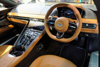 「アストンマーティンDB12」発表会の会場からの画像