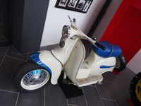 スクーター。モデル名は不明だがツートンカラーが施され、ワイヤスポーク＆センターハブ風のホイールでドレスアップされている。