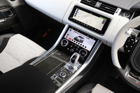 副変速機付きトランスファー（ロー／ハイ切り替え式）を搭載。路面状況に応じてシャシーやパワートレインを制御する「テレインレスポンス2」と呼ばれる電子デバイスを採用している。