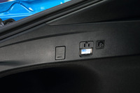 テスト車「Aプレミアム」には、荷室の左側（写真）とセンターコンソールの後端に、外部給電用のコンセントが備わる。