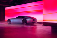 日本のグラフィックアーティストであるYOSHIROTTEN氏のインスタレーション「TOKYO FUTURE 00」とともに展示される「ジャガー・タイプ00」。今も昔も、自社製品をアートになぞらえて表現するメーカーは多いが、それについては注意が必要だ。