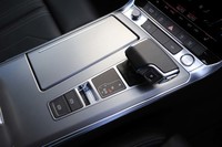 メカニカルスイッチを極力使用しない、シンプルでクリーンなセンターコンソールデザインを採用。トランスミッションは「Sトロニック」と呼ばれる7段のDCTを搭載する。