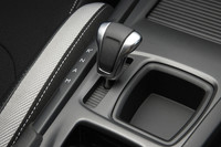 6段EGSのインターフェイス。パドルによるギアチェンジも可能。