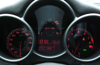 スピードメーターは、300km/hスケール。トリップやドアの閉め忘れ等の警告を表示する「マルチファンクションディスプレイ」が、中央に配される。