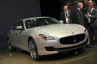 デトロイトショー2013で公開された新型「マセラティ・クアトロポルテ」は、より大きく軽くなった。クルマの向こうでインタビューを受けているのはウェスターCEO（写真中央）。