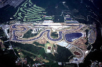 
	【写真上】折り鶴をイメージしたという観客席。改修には、売れっ子サーキットデザイナー、ヘルマン・ティルケの協力をあおいだ。
	【写真下】2004年10月時点の富士スピードウェイの航空写真。テクニカルに振られた最終セクション（写真左）が新コースの大きな特徴だ。
	 