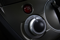 駆動方式は「2WD（FF）」「4WDオート」「4WDロック」の3種類が選べる。走行中でも、シフトレバー横のダイヤルで切り替え可能。